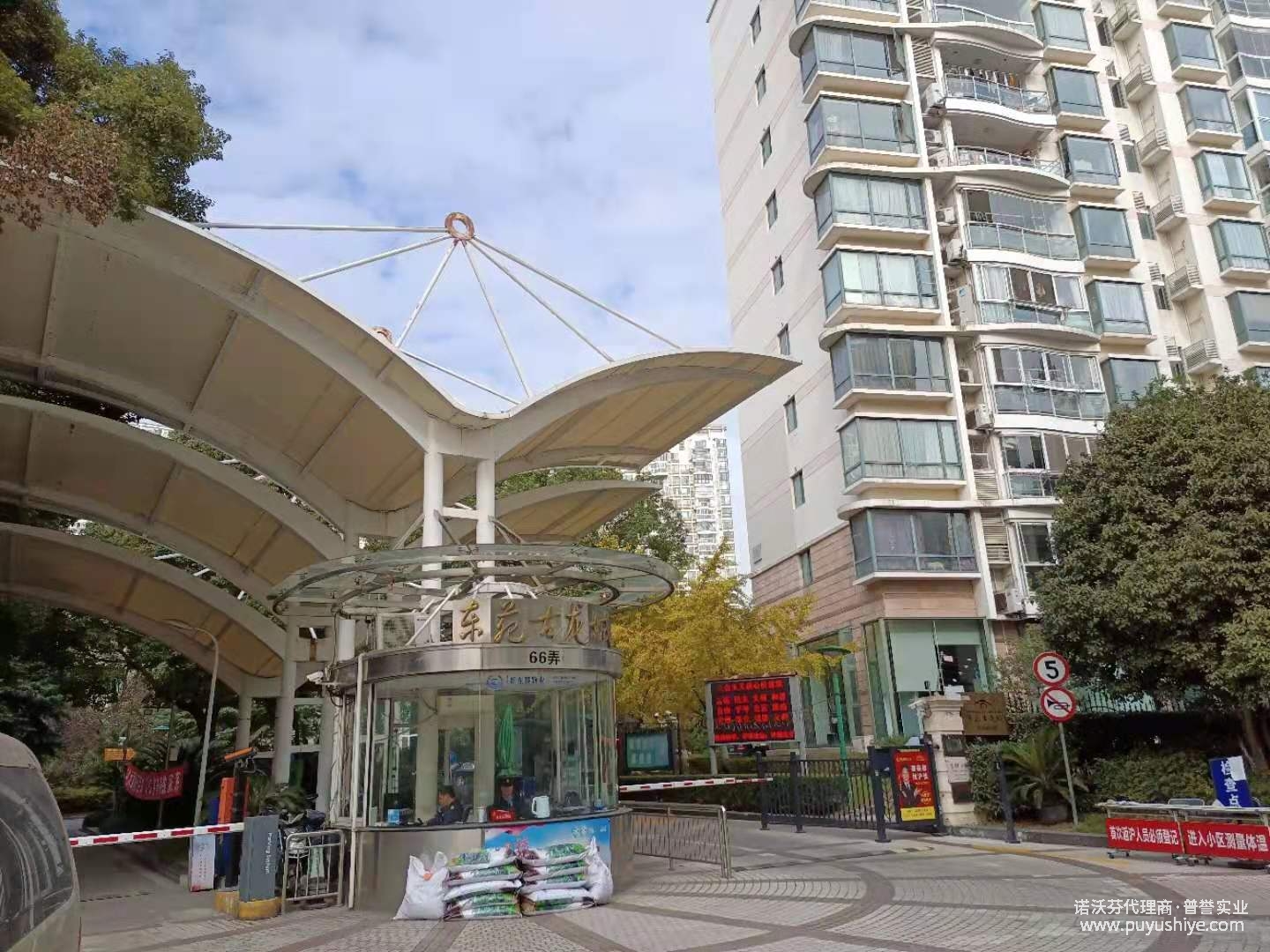 諾沃芬入戶門